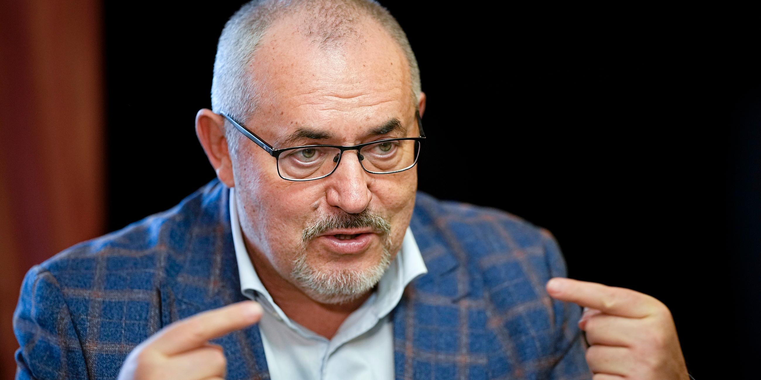 Boris Nadeschdin, russischer Oppositionspolitiker, der bei den Präsidentschaftswahlen in Russland kandidieren will, gestikuliert während eines Interviews mit einer Presseagentur.