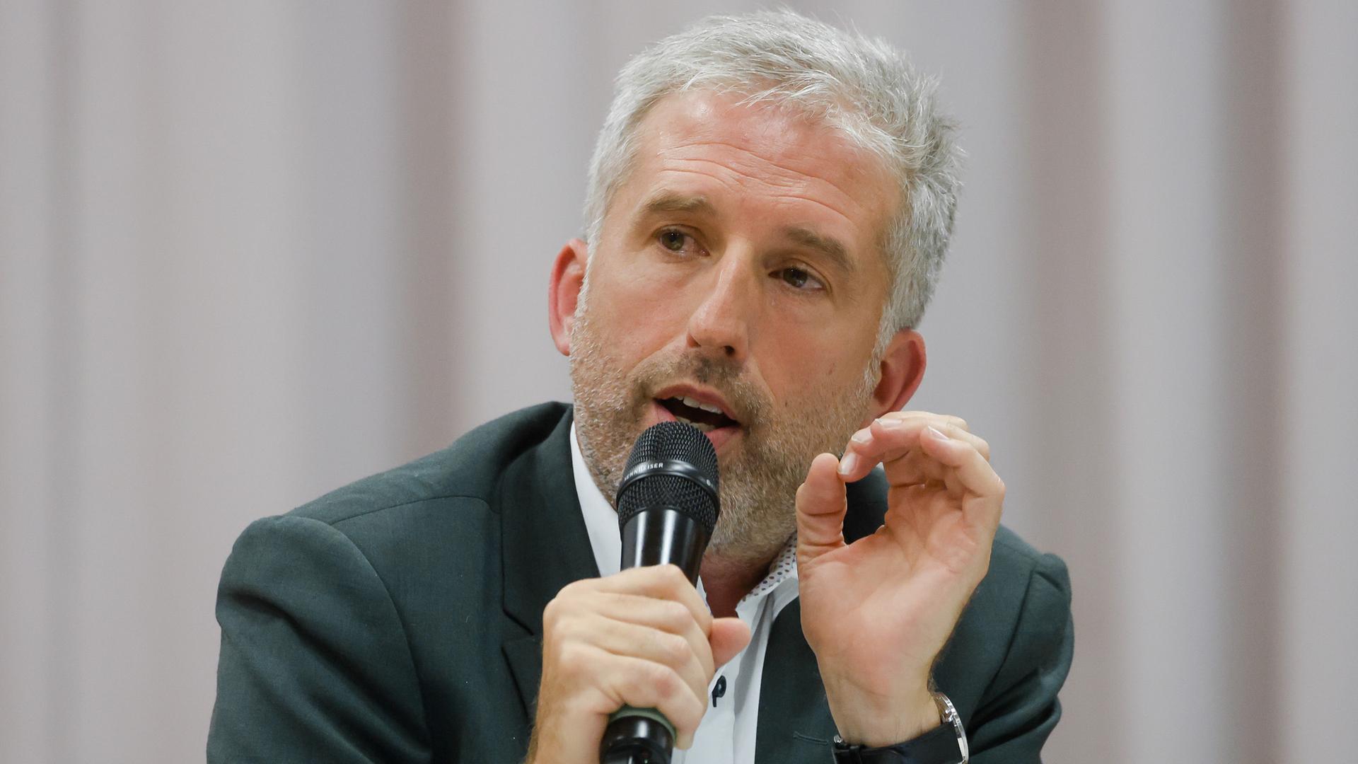 Der Parteilose Oberbürgermeister Tübingens Boris Palmer spricht bei einer Diskussionsrunde mit dem AfD-Landesvorsitzenden Frphnmaier in der Hermann-Hepper-Halle.