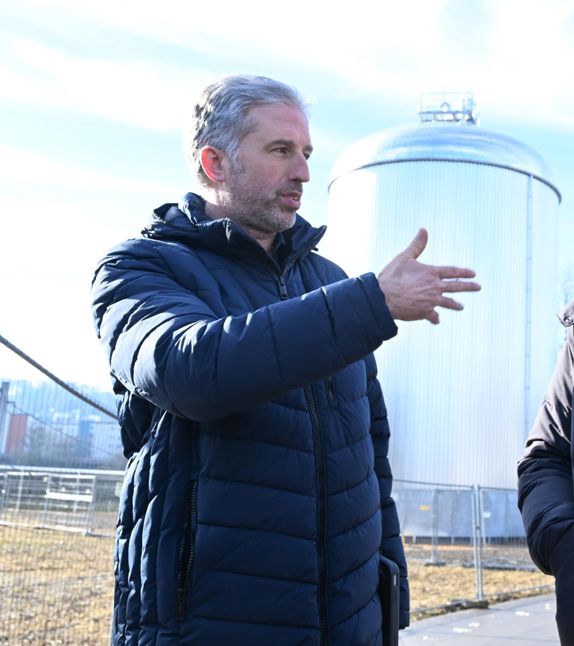 Boris Palmer und Cem Özdemir vor einem Solarthermie-Park, Palmer redet und gestikuliert.