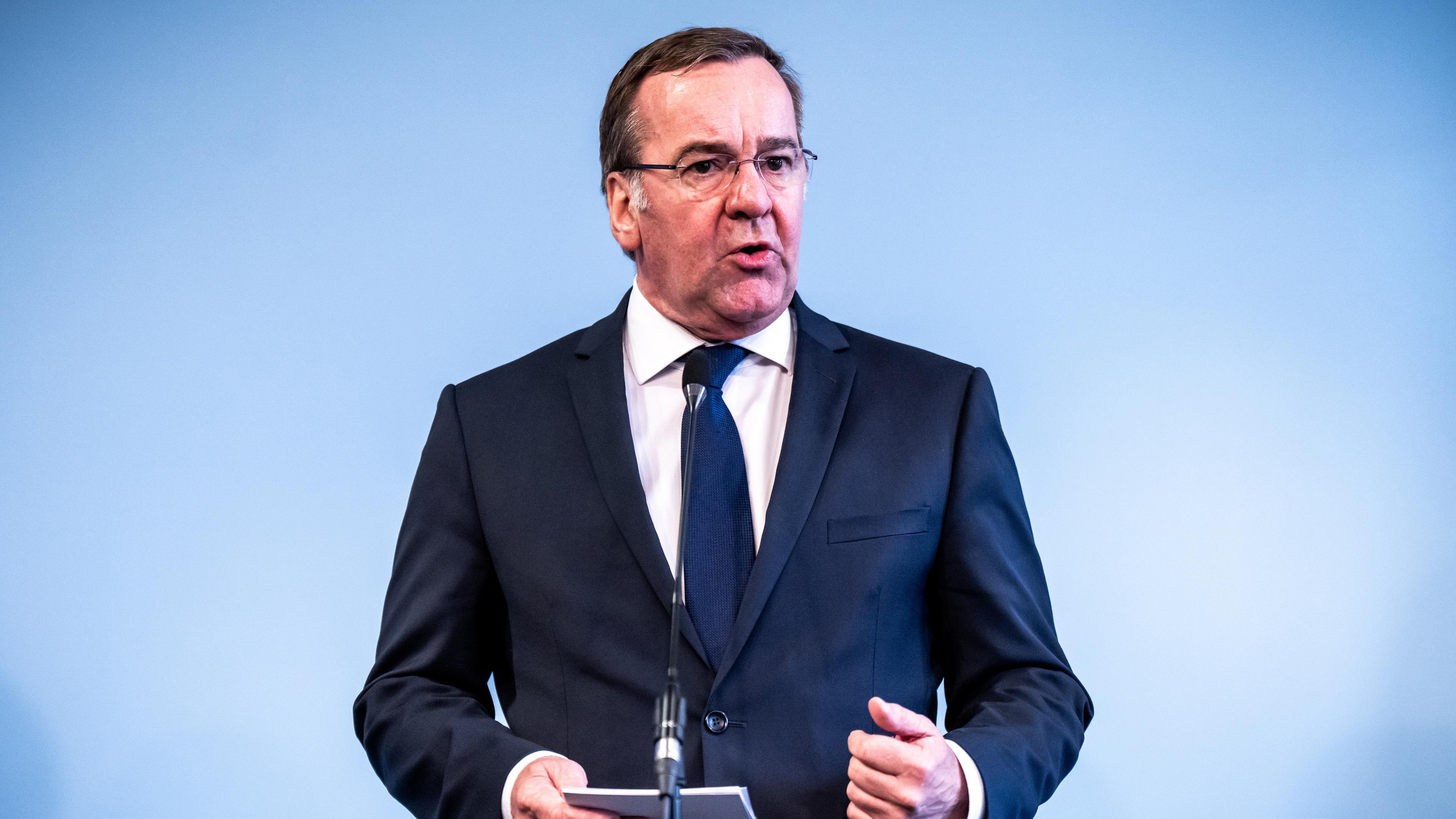 Boris Pistorius (SPD), Verteidigungsminister, nimmt an der Pressekonferenz zur Entscheidung über die künftige Struktur der Bundeswehr teil. 