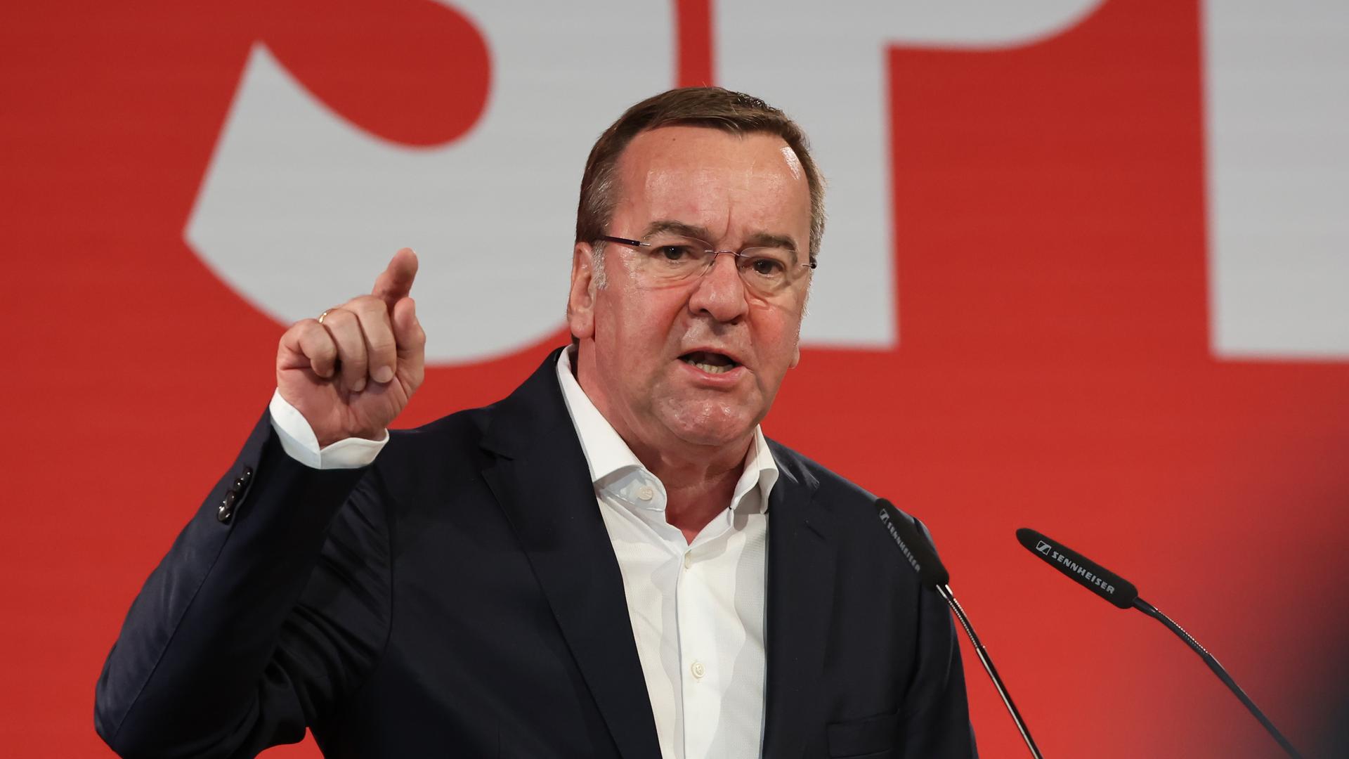 Boris Pistorius spricht auf der Landesdelegiertenkonferenz der SPD am 13.04.2024.