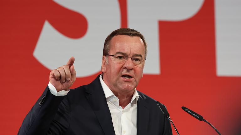 Boris Pistorius spricht auf der Landesdelegiertenkonferenz der SPD am 13.04.2024.