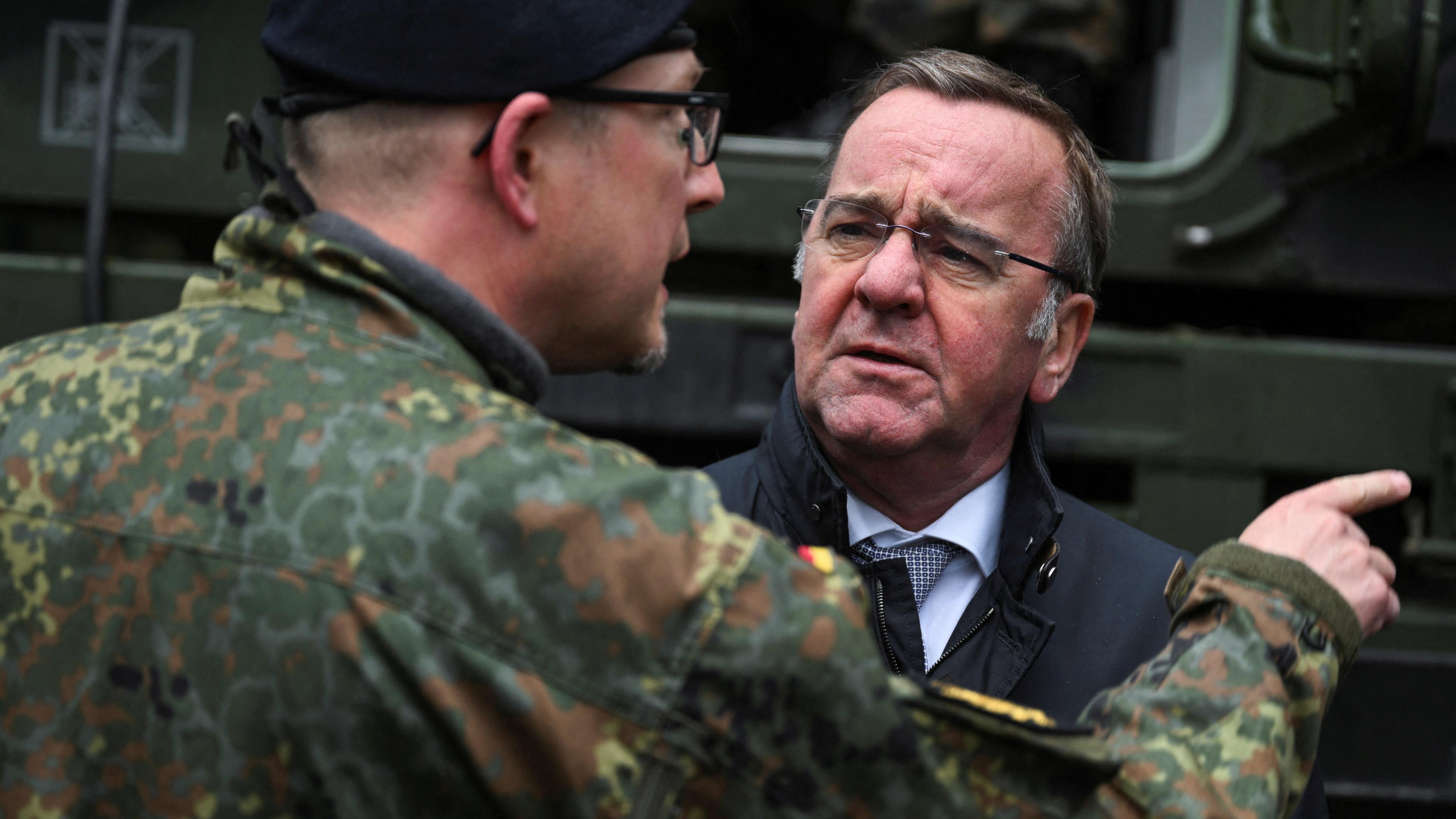 Boris Pistorius spricht mit Oberstleutnant Andreas Gonitzke, in Mayen am 16.04.2024. 