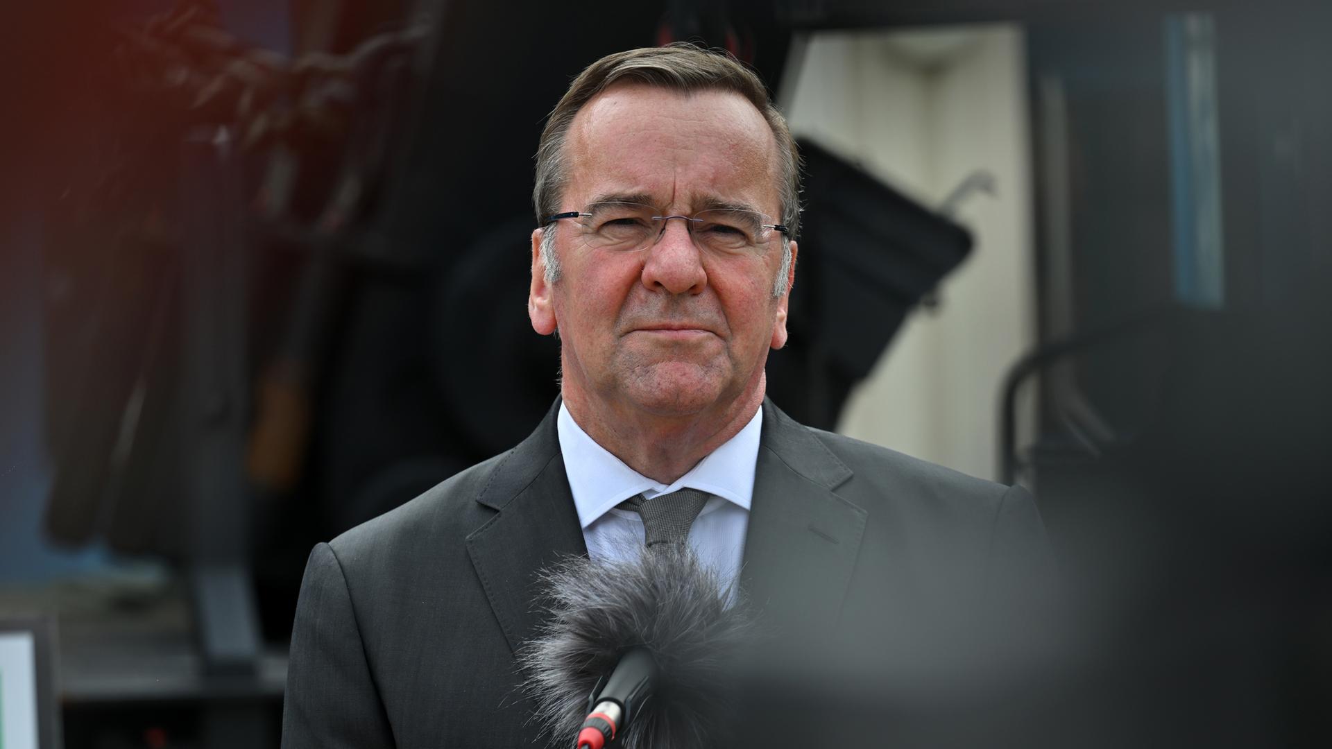  Boris Pistorius (SPD), Bundesverteidigungsminister, spricht zu Journalisten zum Ende des Besuchs beim Logistikkommando der Bundeswehr in der Erfurter Löberfeld-Kaserne.