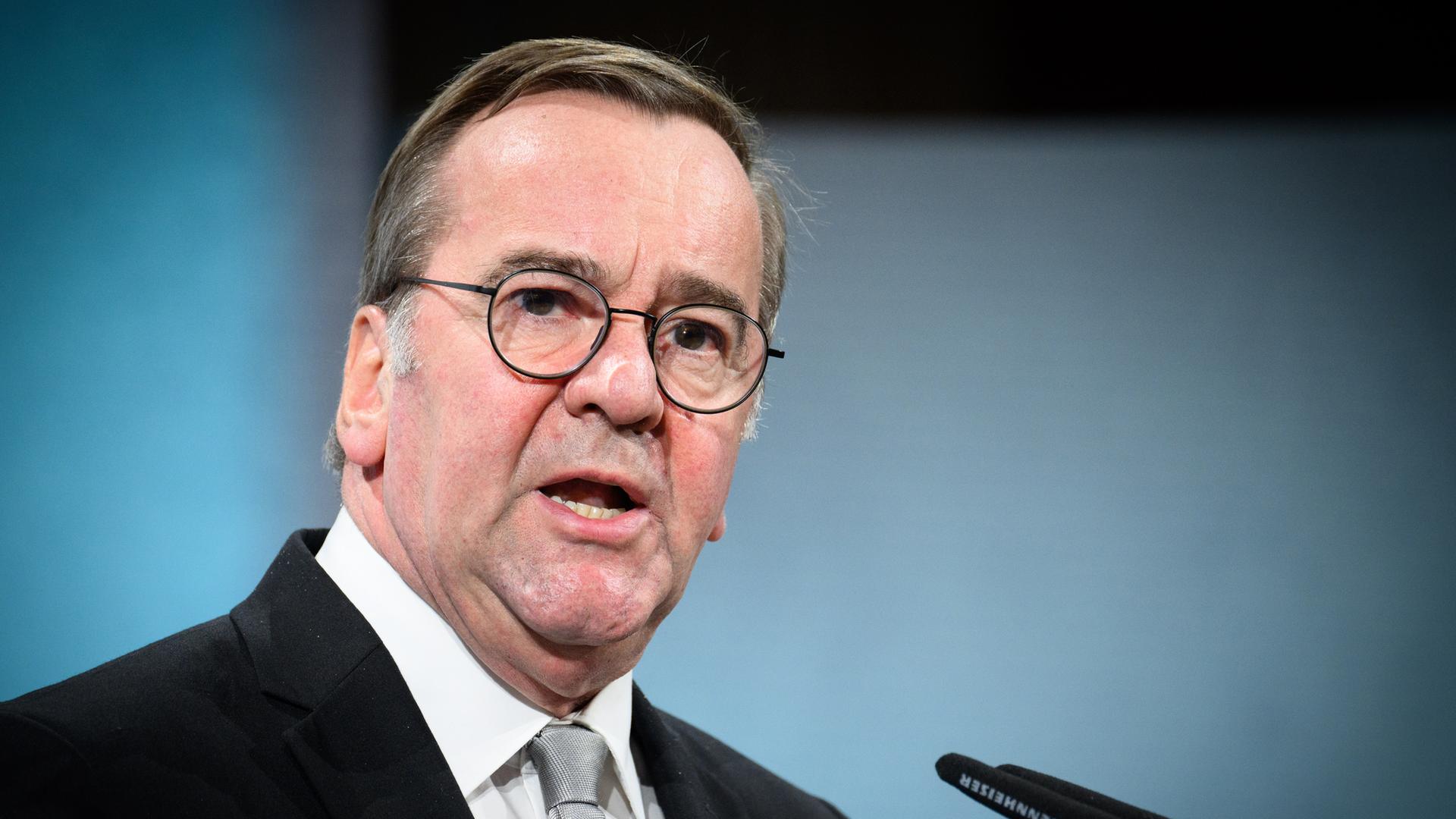 Berlin: Boris Pistorius (SPD), Bundesminister der Verteidigung, spricht beim 18. Wirtschaftsgipfel der Süddeutschen Zeitung (SZ).