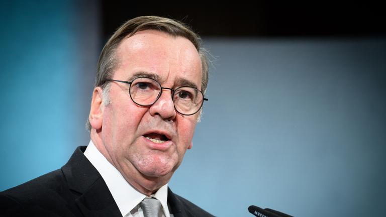 Berlin: Boris Pistorius (SPD), Bundesminister der Verteidigung, spricht beim 18. Wirtschaftsgipfel der Süddeutschen Zeitung (SZ).