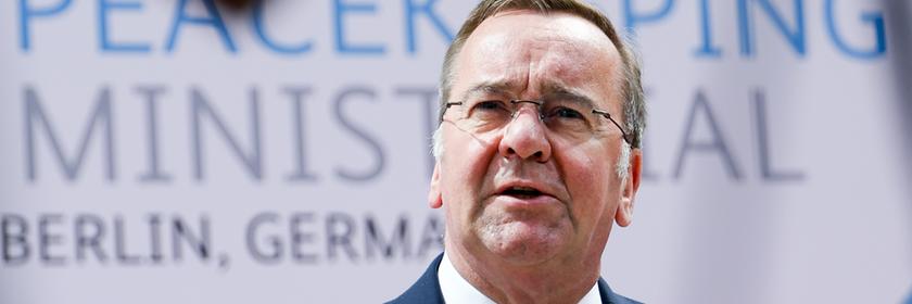 Bundesverteidigungsminister Boris Pistorius spricht vor dem UN-Friedensministerforum in Berlin mit den Medien