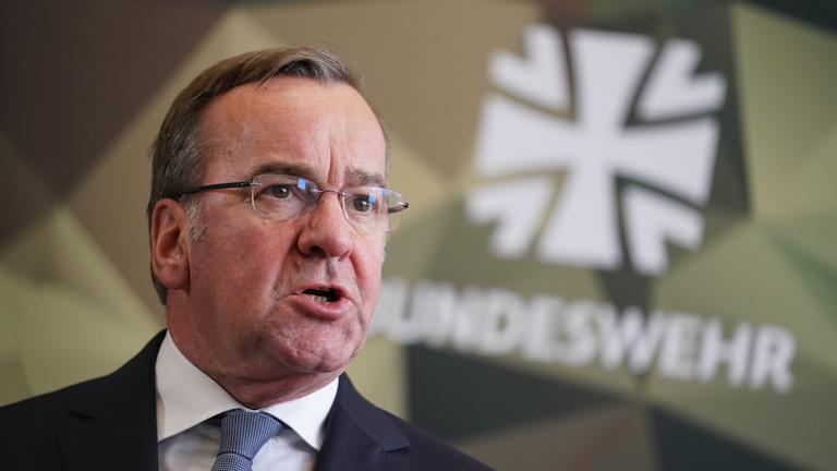 Archiv: Boris Pistorius (SPD), Bundesminister der Verteidigung, beantwortet die Fragen der Medienvertreterinnen und Medienvertreter nach seinem Besuch in der Führungsakademie der Bundeswehr in der Clausewitz-Kaserne am 27.10.2023, Hamburg
