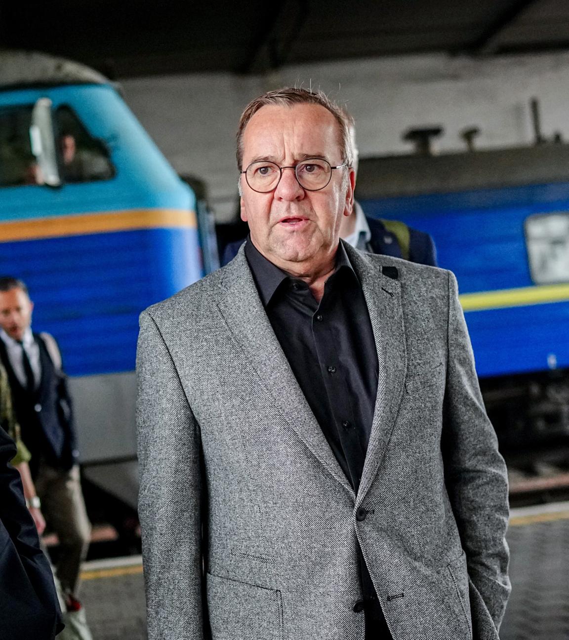 Bundesminister der Verteidigung Boris Pistorius (rechts) kommt am morgen des 12.06.2025 mit einem Sonderzug am Hauptbahnhof in Kiew an.
