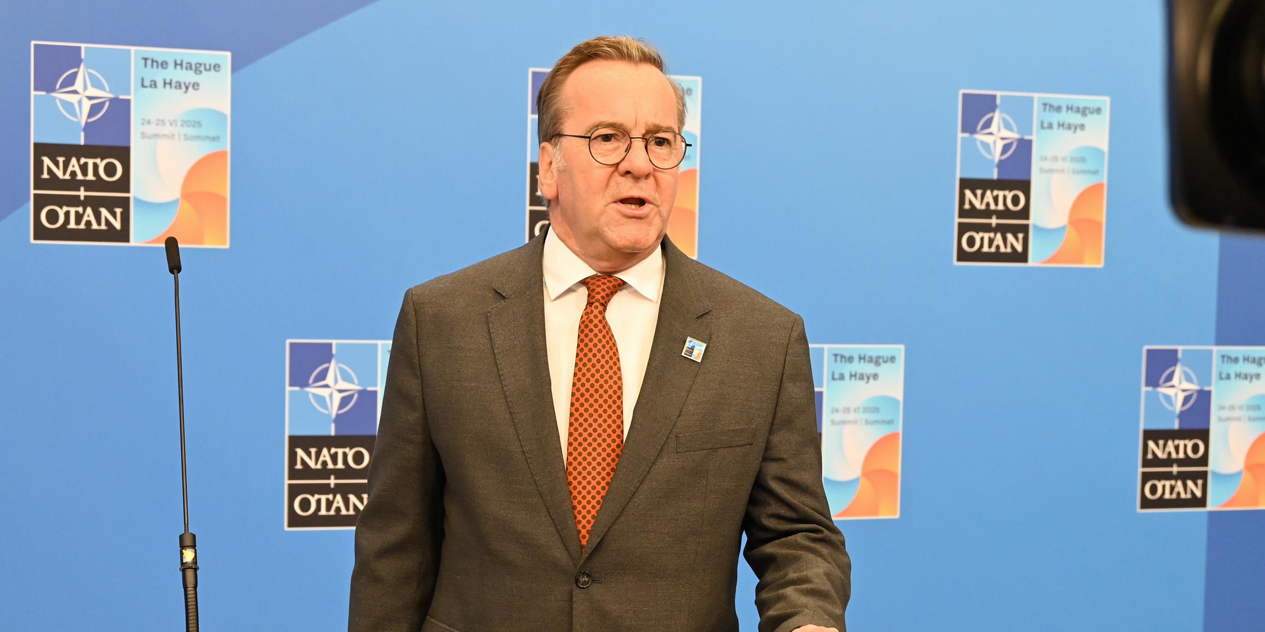 Boris Pistorius (SPD) kommt beim Nato-Gipfel zur Begrüßungszeremonie und spricht zu Journalisten.