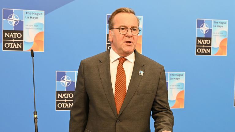 Boris Pistorius (SPD) kommt beim Nato-Gipfel zur Begrüßungszeremonie und spricht zu Journalisten.