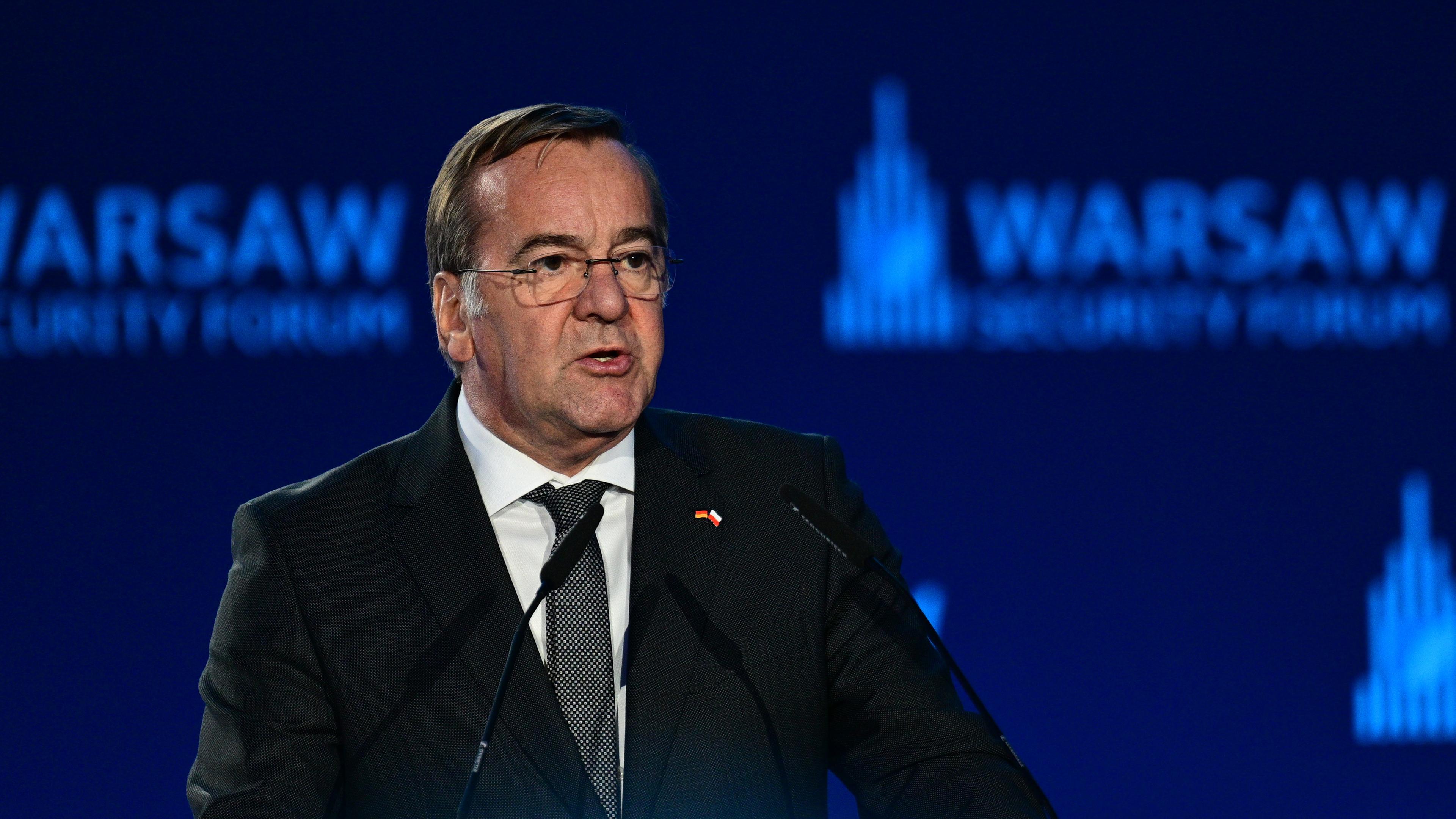 29.09.2025, Polen, Warschau: Boris Pistorius (SPD), Bundesminister der Verteidigung, spricht vor Beginn des Panels "Winning the War Before the War. European Perspectives for Ukraine" (dt. "Den Krieg gewinnen, bevor er beginnt. Europäische Perspektiven für die Ukraine") im Rahmen des Warsaw Security Forum (WSF).