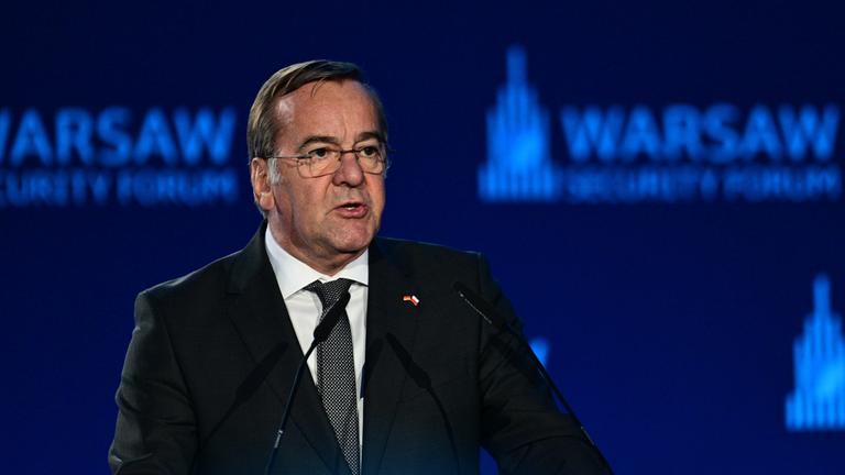 29.09.2025, Polen, Warschau: Boris Pistorius (SPD), Bundesminister der Verteidigung, spricht vor Beginn des Panels "Winning the War Before the War. European Perspectives for Ukraine" (dt. "Den Krieg gewinnen, bevor er beginnt. Europäische Perspektiven für die Ukraine") im Rahmen des Warsaw Security Forum (WSF).