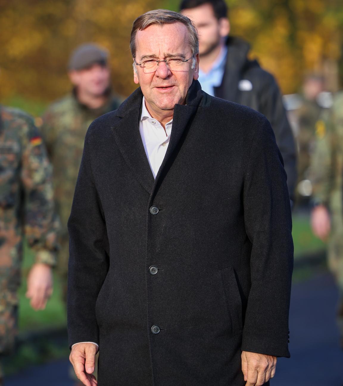 10.11.2025, Nordrhein-Westfalen, Münster: Verteidigungsminister Boris Pistorius (SPD) erreicht die Kaserne des Heimatschutzregiments 2 in Münster.