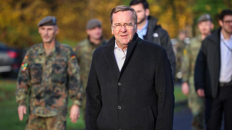 10.11.2025, Nordrhein-Westfalen, Münster: Verteidigungsminister Boris Pistorius (SPD) erreicht die Kaserne des Heimatschutzregiments 2 in Münster.