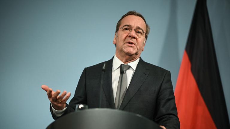 Bundesminister der Verteidigung Boris Pistorius spricht bei einem Pressestatement.