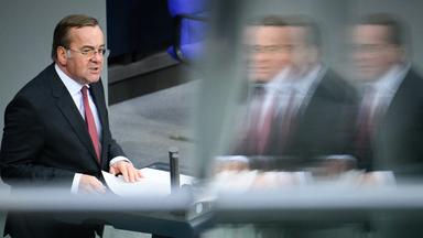 Boris Pistorius (SPD), Bundesminister der Verteidigung, spricht während der Aktuellen Stunde in der 61. Plenarsitzung der 21. Legislaturperiode im Deutschen Bundestag.