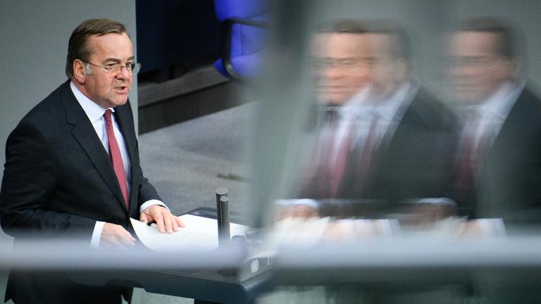 Boris Pistorius (SPD), Bundesminister der Verteidigung, spricht während der Aktuellen Stunde in der 61. Plenarsitzung der 21. Legislaturperiode im Deutschen Bundestag.