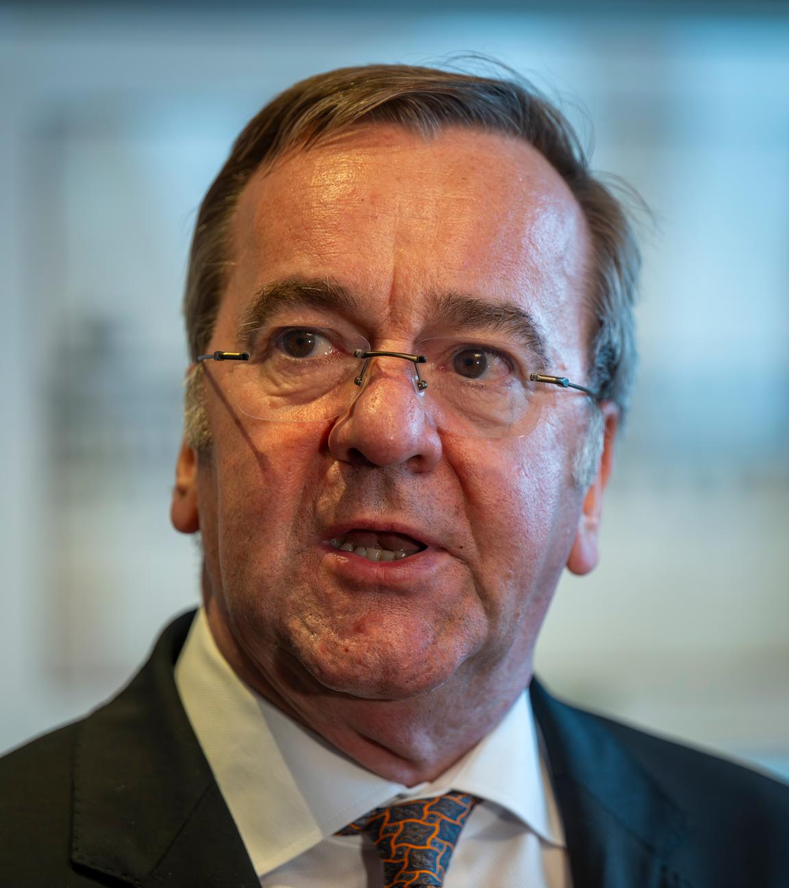 Zu sehen ist Boris Pistorius bei seiner Asien-Reise. Er trägt einen Anzug.