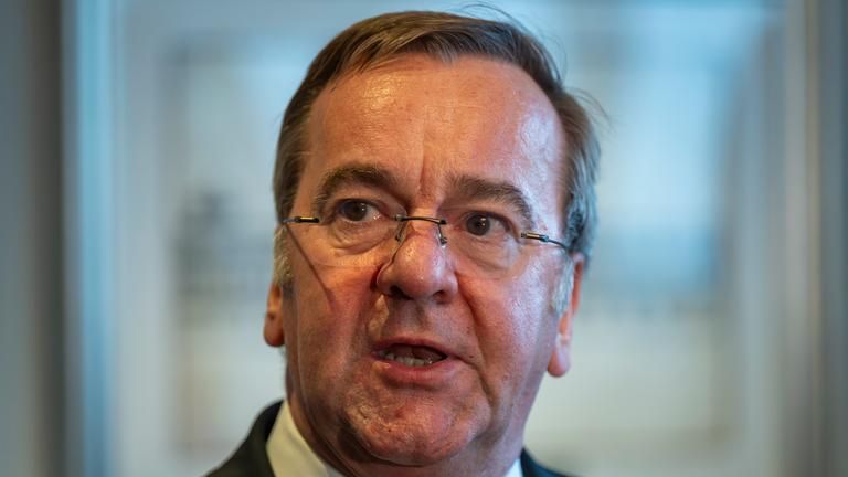 Zu sehen ist Boris Pistorius bei seiner Asien-Reise. Er trägt einen Anzug.