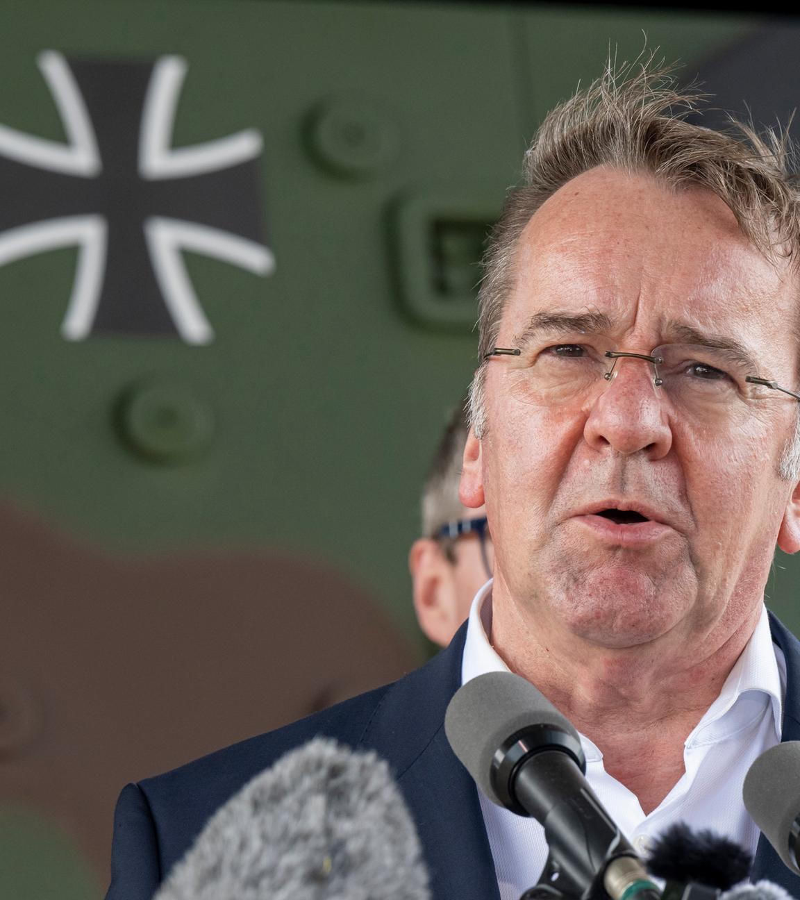 Boris Pistorius (SPD), Verteidigungsminister besichtigt das Rheinmetall-Werk für schweren Waffenträger-Fahrzeug in Australien, Brisbane 