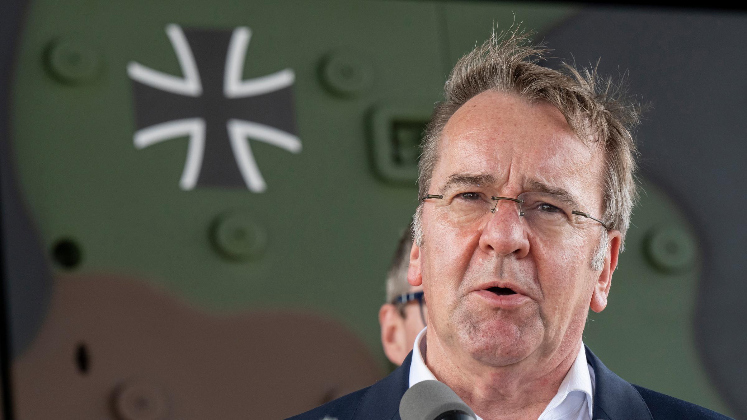 Boris Pistorius (SPD), Verteidigungsminister besichtigt das Rheinmetall-Werk für schweren Waffenträger-Fahrzeug in Australien, Brisbane 