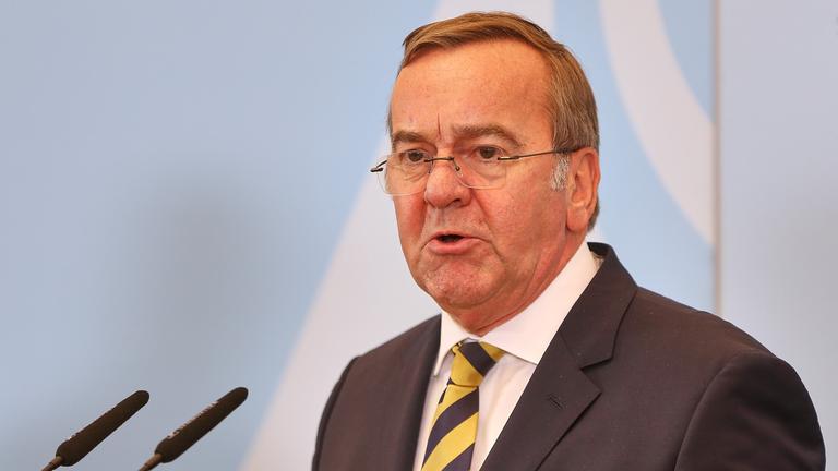 Bundesminister der Verteidigung Boris Pistorius bei einer Pressekonferenz.