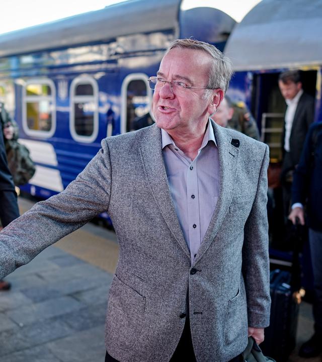 Verteidigungsminister Boris Pistorius (SPD) kommt am 11.05.2026 auf dem Hauptbahnhof in Kiew an.