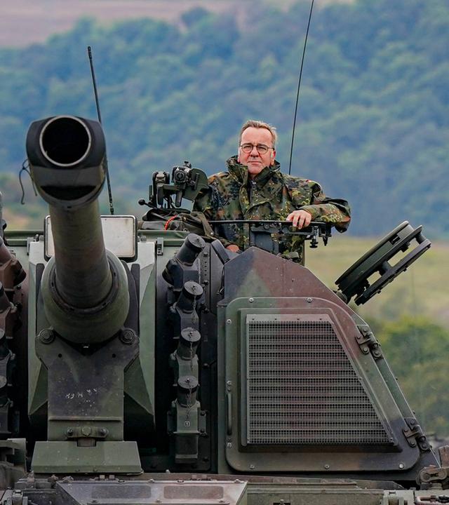 Bundesverteidigungsminister Boris Pistorius in Uniform auf einer Panzerhaubitze 2000 am 16.03.2025.