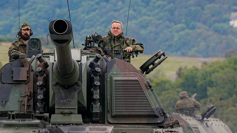 Bundesverteidigungsminister Boris Pistorius in Uniform auf einer Panzerhaubitze 2000 am 16.03.2025.