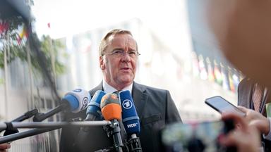 Boris Pistorius (SPD), Bundesminister der Verteidigung, gibt vor dem UN-Hauptquartier ein Pressestatement.