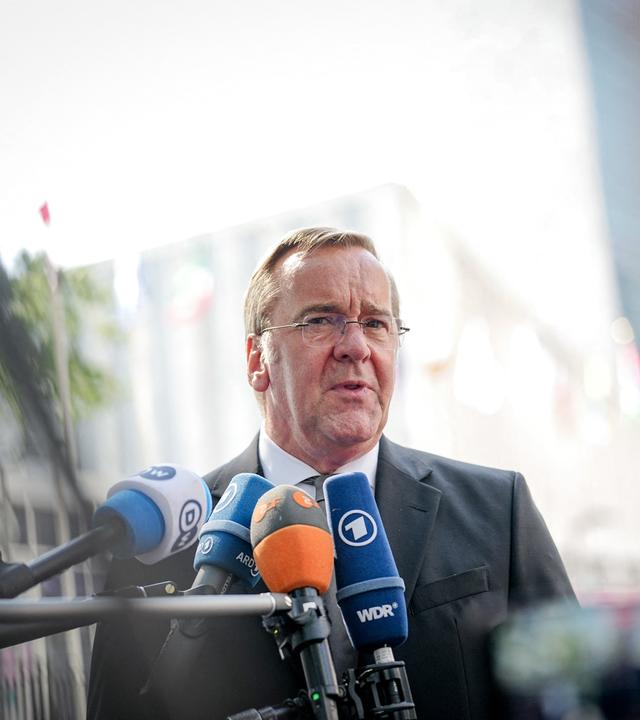 Boris Pistorius (SPD), Bundesminister der Verteidigung, gibt vor dem UN-Hauptquartier ein Pressestatement.
