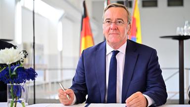 Boris Pistorius (SPD), Bundesminister der Verteidigung, unterzeichnet im Hauptschöpfwerk Knock eine Absichtserklärung.