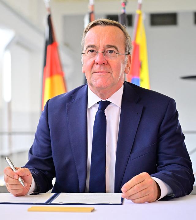 Boris Pistorius (SPD), Bundesminister der Verteidigung, unterzeichnet im Hauptschöpfwerk Knock eine Absichtserklärung.