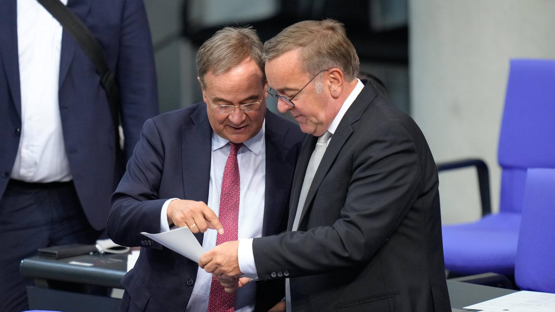 Archiv: Boris Pistorius (SPD) gemeinsam im Gespräch mit Armin Laschet (CDU) 