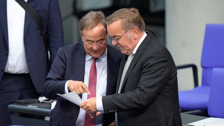 Archiv: Boris Pistorius (SPD) gemeinsam im Gespräch mit Armin Laschet (CDU) 