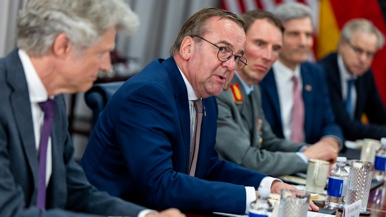 Boris Pistorius (SPD), Bundesverteidigungsminister, spricht während eines Treffens mit US-Verteidigungsminister Pete Hegseth in Arlington.