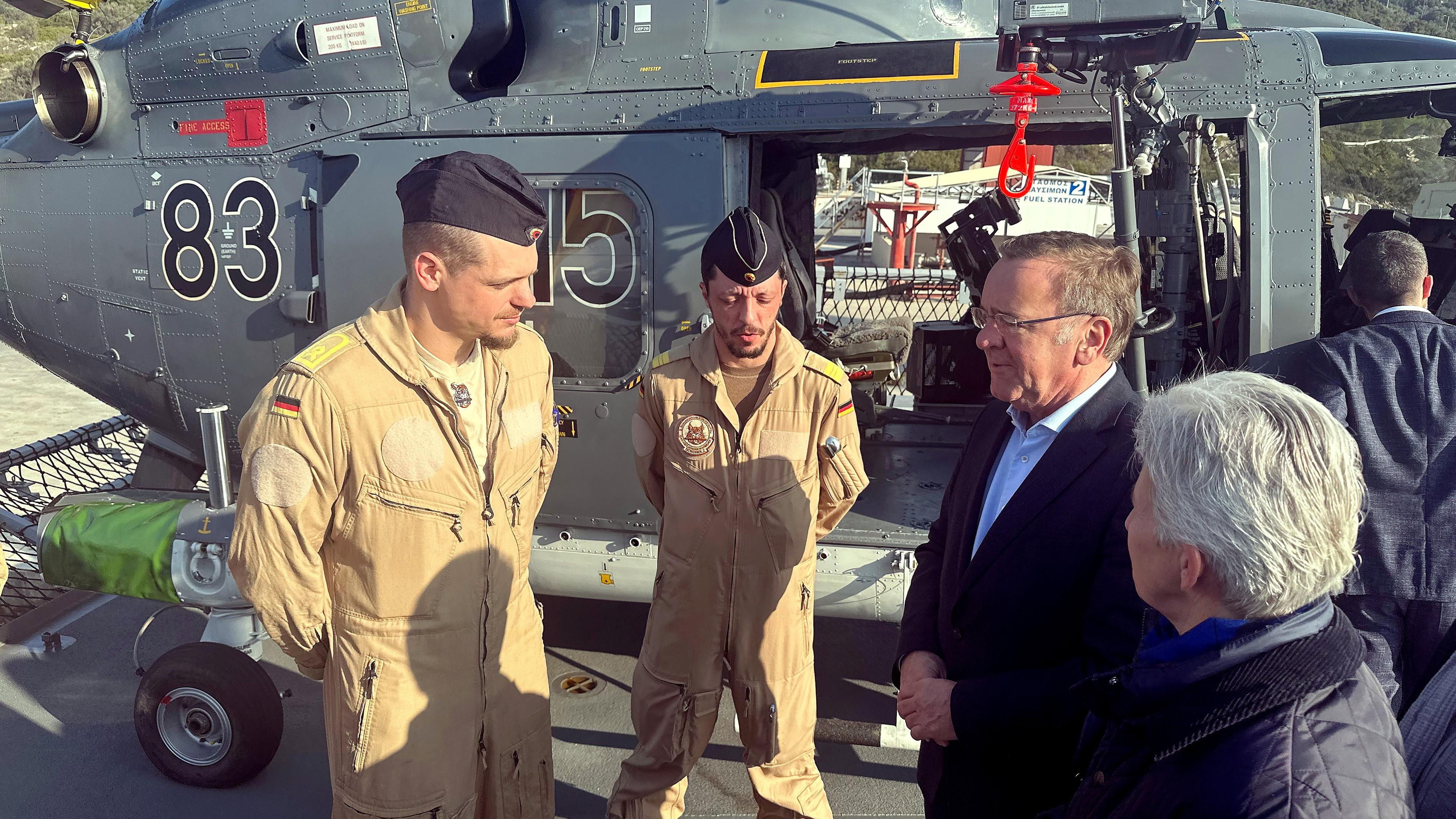 Boris Pistorius (SPD, 2.v.r), Bundesminister der Verteidigung, informiert sich an Bord der Fregatte "Hessen" im Souda Bay, Kreta (Griechenland), aufgenommen am 20.02.2024