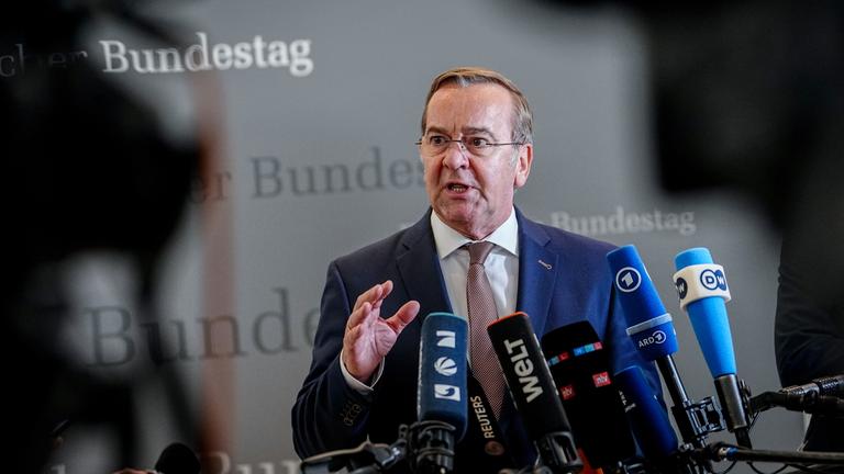 Berlin: Boris Pistorius (SPD), Bundesminister der Verteidigung, gibt eine Pressekonferenz zur Grundsatzeinigung im Streit um die Wehrdienst-Reform.