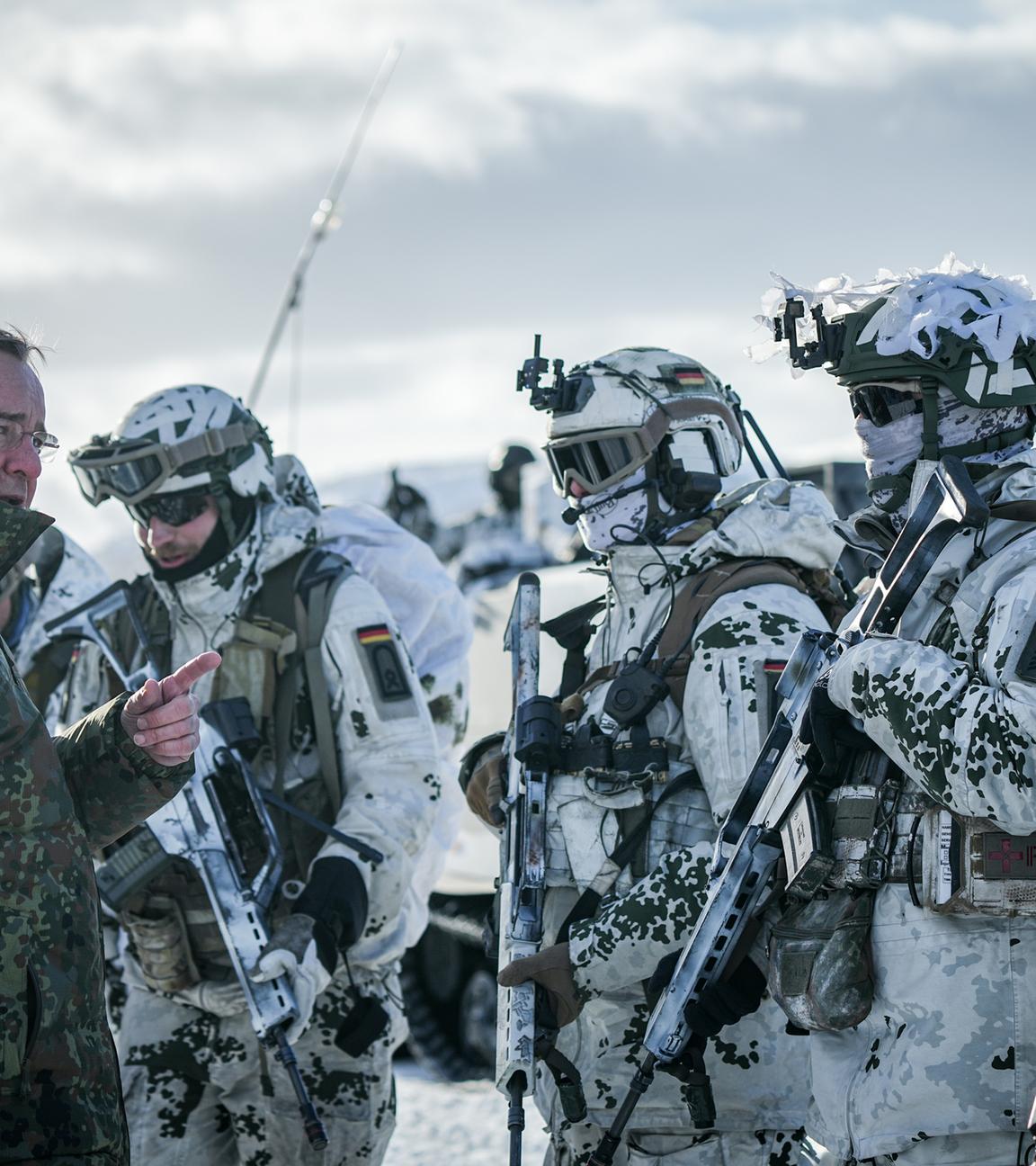 Archiv: Boris Pistorius (SPD), Bundesminister der Verteidigung, besucht die Gebirgsjäger der Bundeswehr bei der Nato-Übung Nordic Response 2024. 