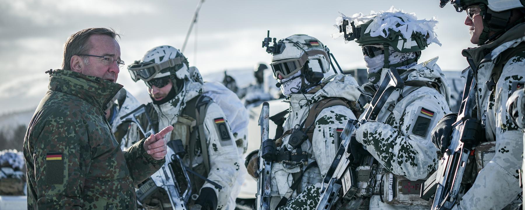Archiv: Boris Pistorius (SPD), Bundesminister der Verteidigung, besucht die Gebirgsjäger der Bundeswehr bei der Nato-Übung Nordic Response 2024. 