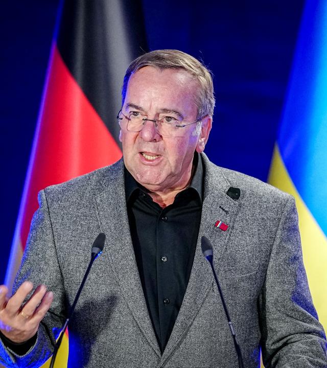Boris Pistorius (SPD), Bundesminister der Verteidigung, gibt eine Pressekonferenz in Kiew, Ukraine