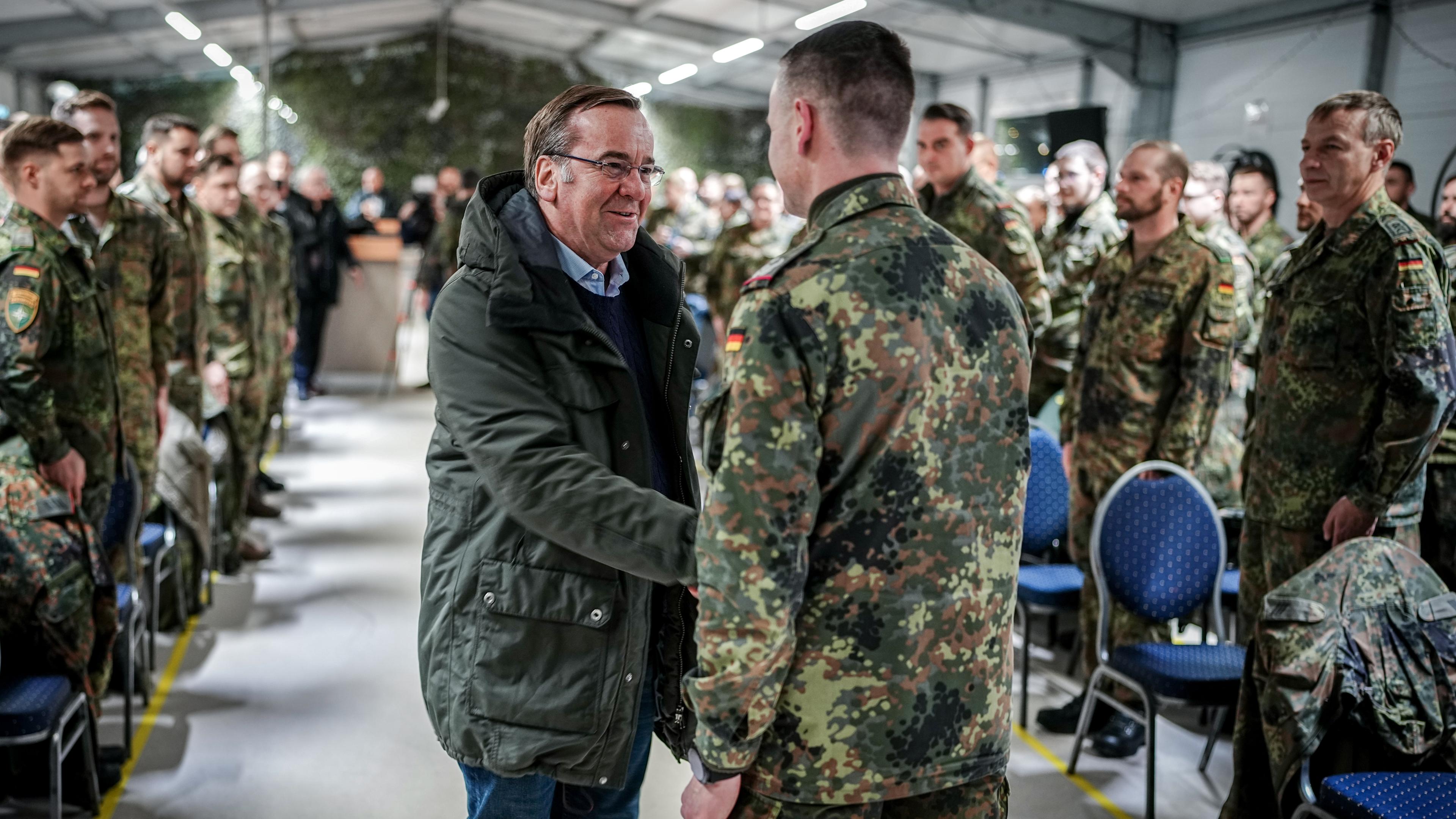 Boris Pistorius spricht zu den Bundeswehrsoldaten in Litauen am 18.12.2023.