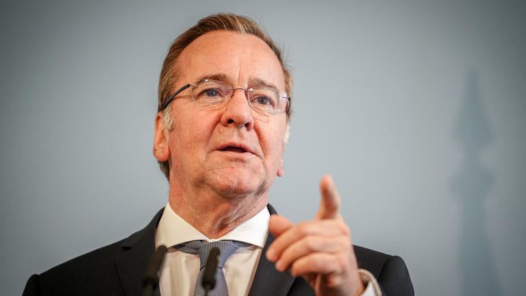 Boris Pistorius gibt eine Pressekonferenz.