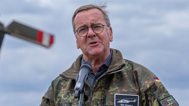 Bundesverteidigungsminister Boris Pistorius spricht vor einem Mikrofon, gekleidet in Bundeswehr-Flecktarn-Jacke.