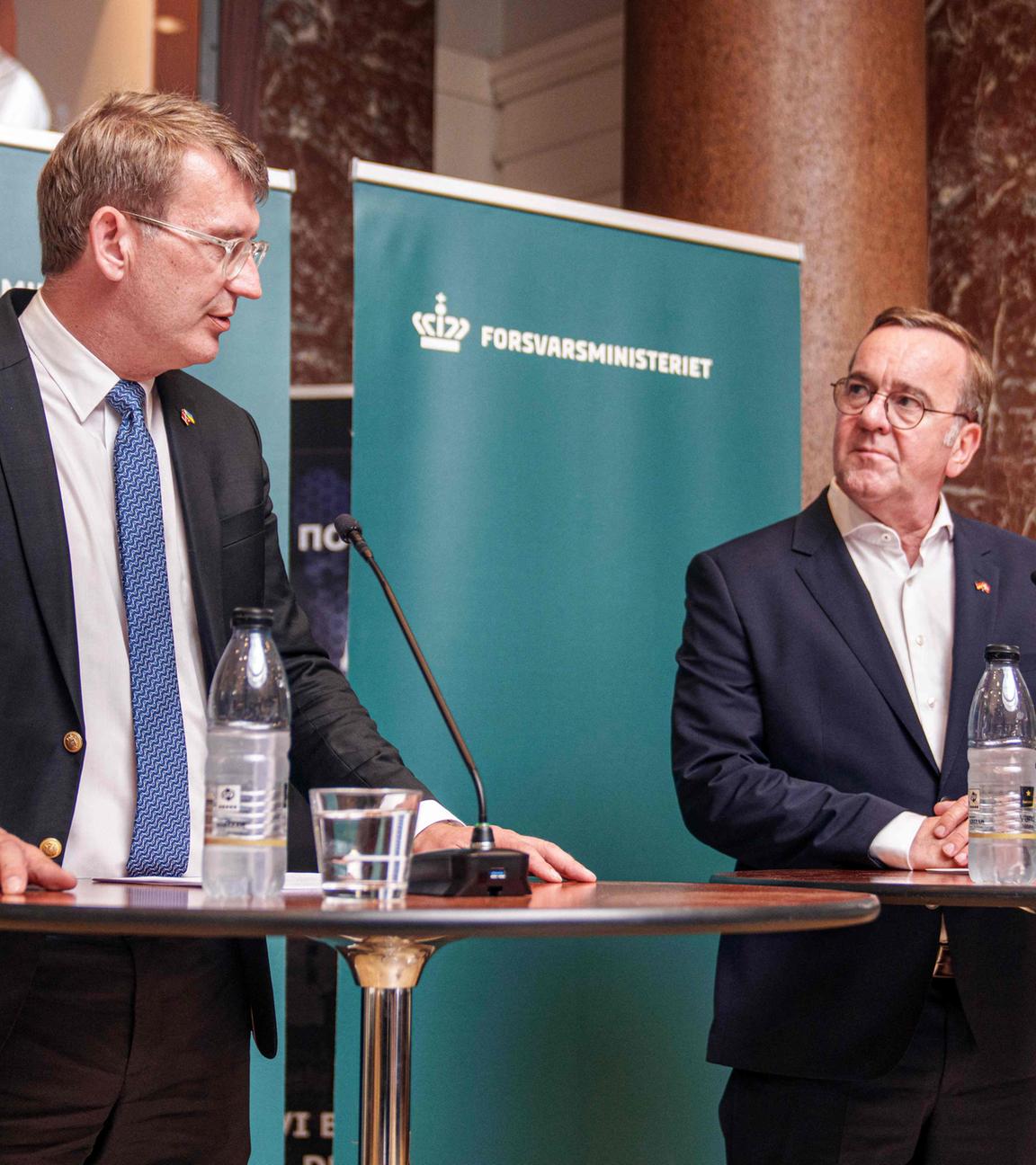 Der deutsche Verteidigungsminister Boris Pistorius (R) und der dänische Verteidigungsminister Troels Lund Poulsen sprechen auf einer Pressekonferenz nach ihrem Treffen im dänischen Verteidigungsministerium in Kopenhagen