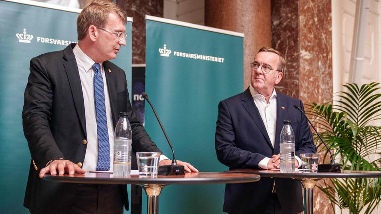 Der deutsche Verteidigungsminister Boris Pistorius (R) und der dänische Verteidigungsminister Troels Lund Poulsen sprechen auf einer Pressekonferenz nach ihrem Treffen im dänischen Verteidigungsministerium in Kopenhagen