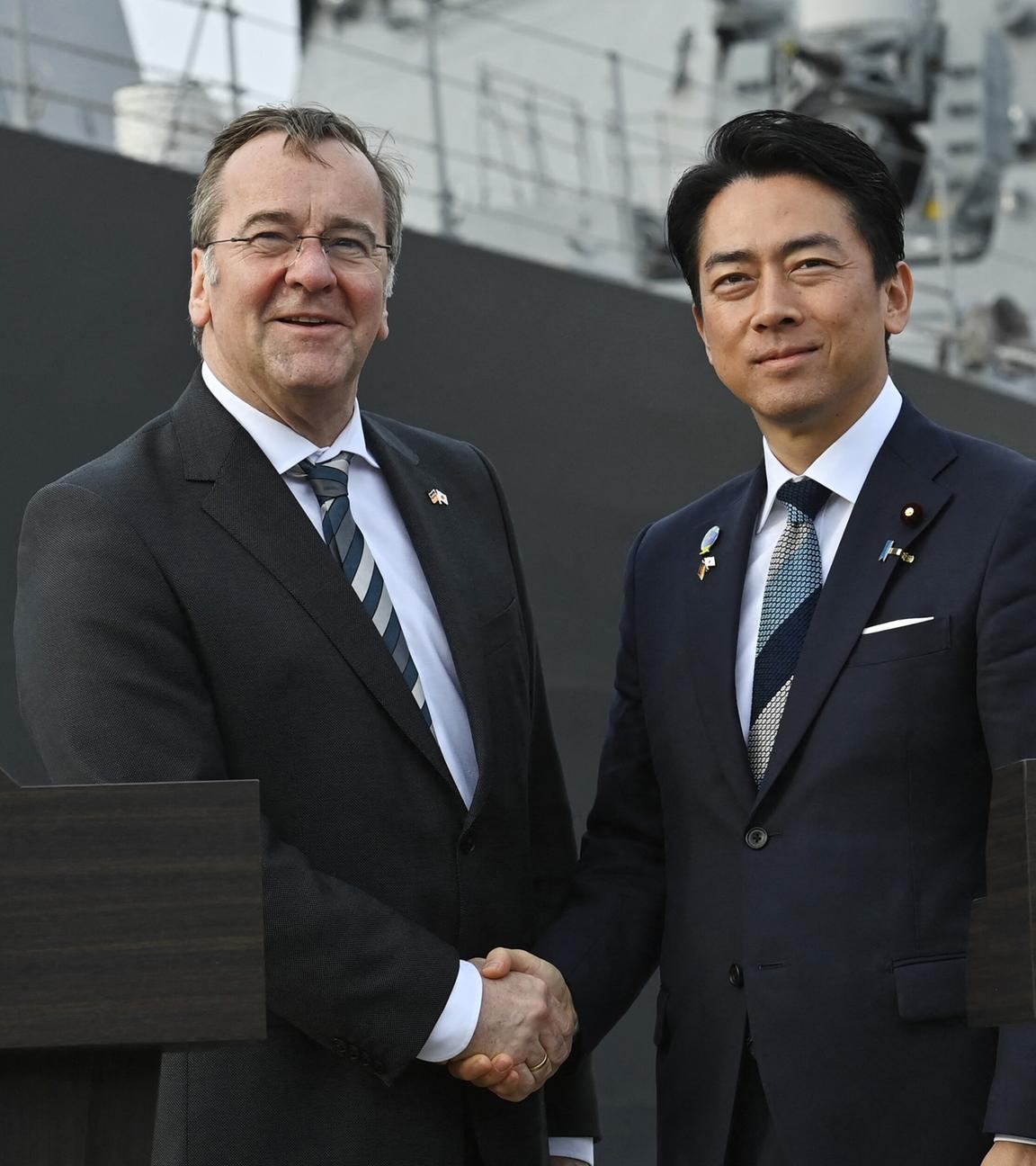 Der deutsche Verteidigungsminister Boris Pistorius (l) und der japanische Verteidigungsminister Shinjiro Koizumi (r), aufgenomen am 22.03.2026