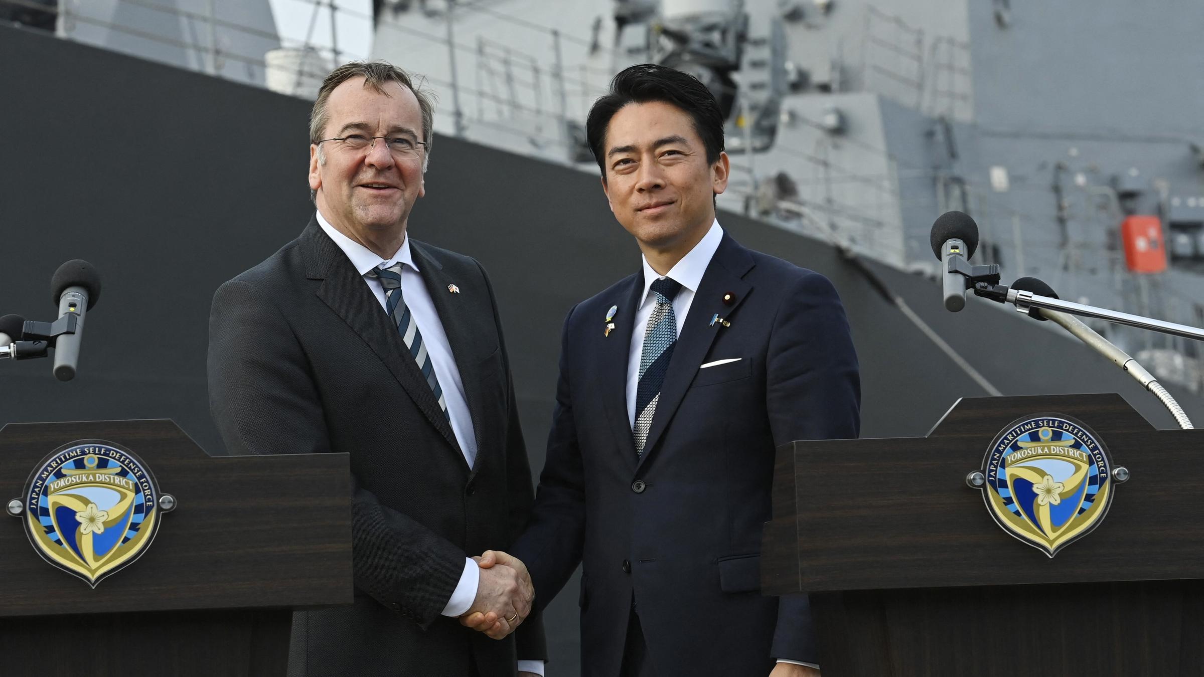 Der deutsche Verteidigungsminister Boris Pistorius (l) und der japanische Verteidigungsminister Shinjiro Koizumi (r), aufgenomen am 22.03.2026