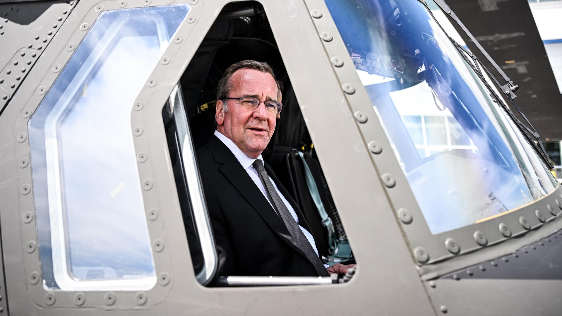 Boris Pistorius (SPD), Bundesminister der Verteidigung, sitzt in einem Chinook-Hubschrauber bei einem Besuch der Firma Boeing.